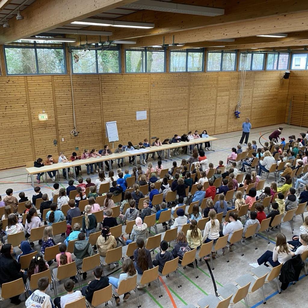 Schulversammlung in der Sonnenberghalle