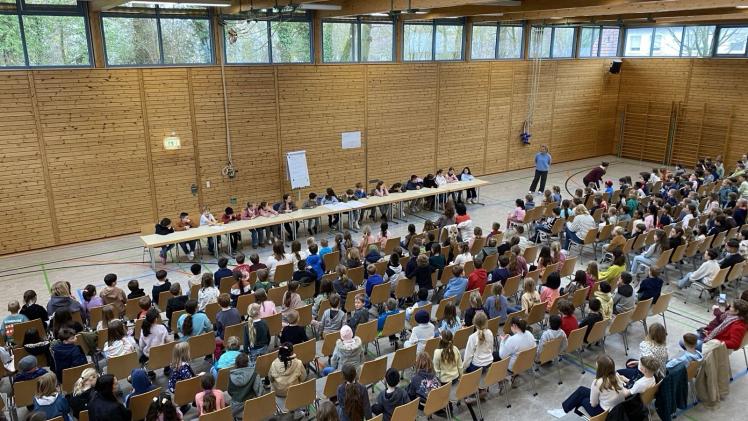 Schulversammlung in der Sonnenberghalle